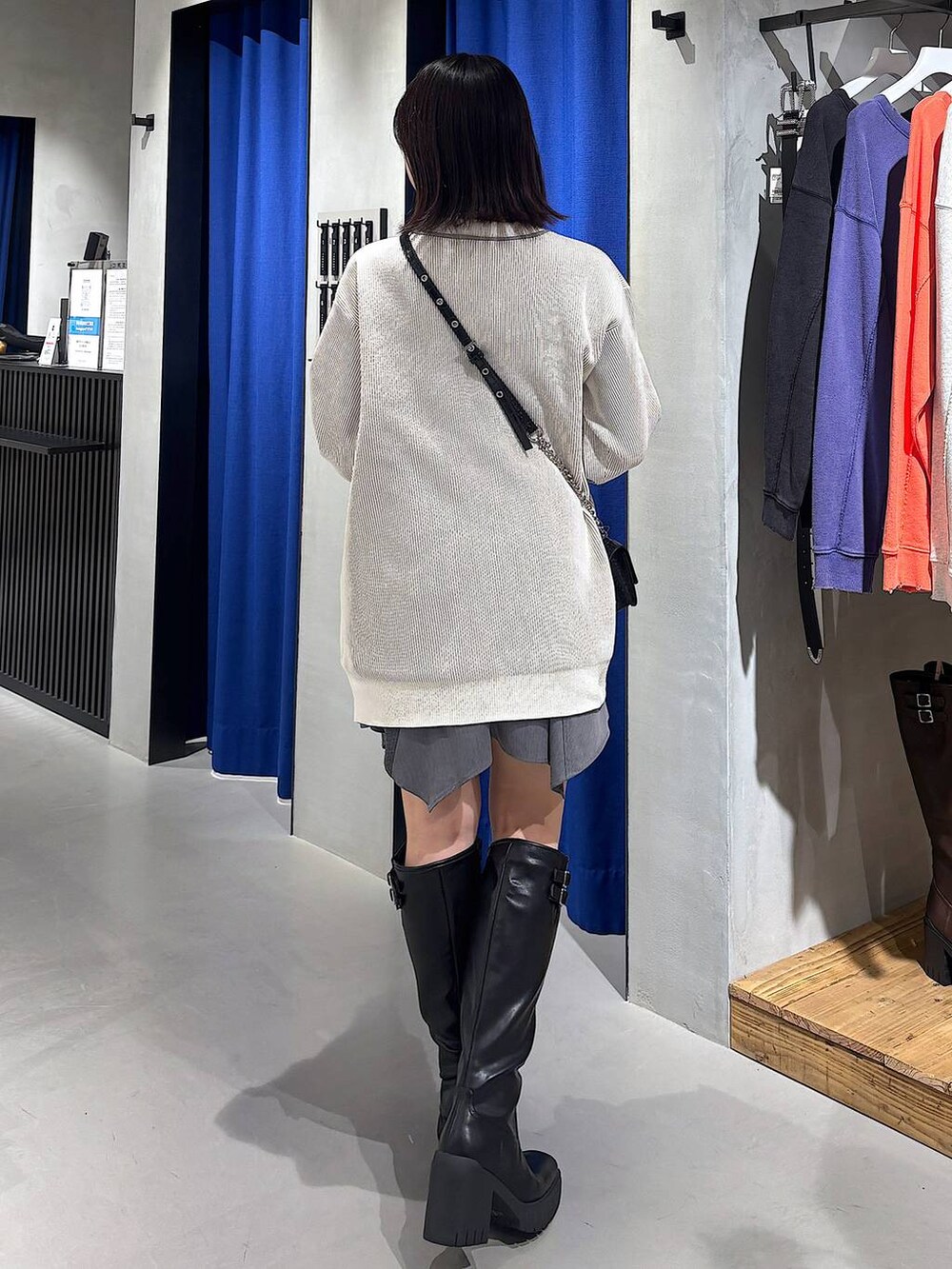 ブラック系のキャミソール、グレー系のスカート、ブラック系のハンドバッグを着用したレディースの秋コーディネートの4枚目の写真