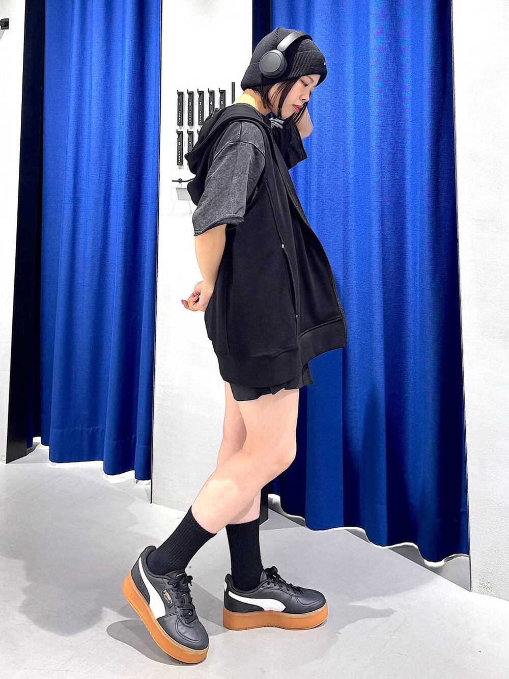 ブラック系のスニーカー、ブラック系のその他パンツ、ブラック系のパーカーを着用したレディースの夏コーディネートの2枚目の写真