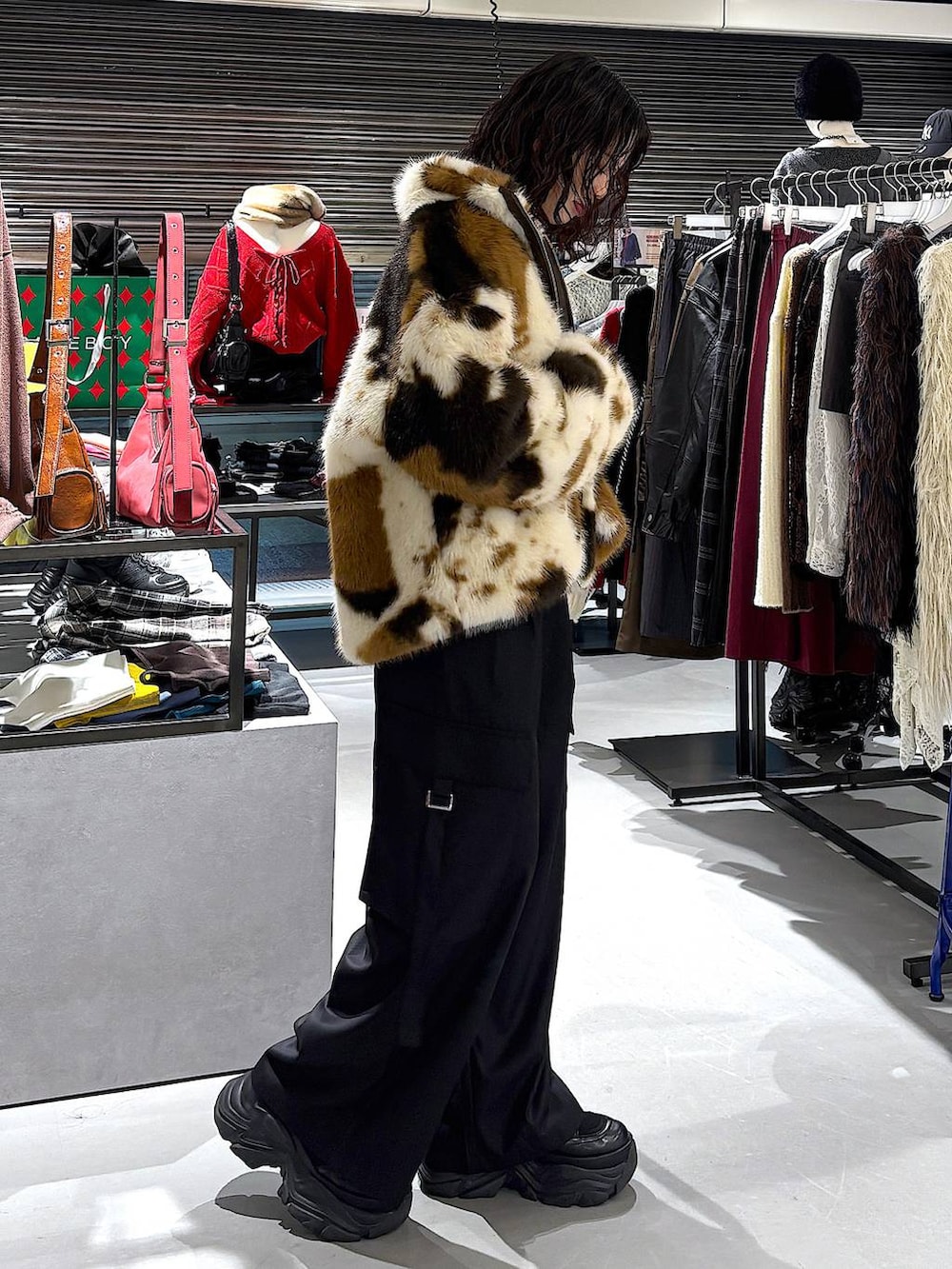 ブラック系のブーツ、ブラック系のスラックス、ブラック系のニット/セーターを着用したレディースの冬コーディネートの2枚目の写真