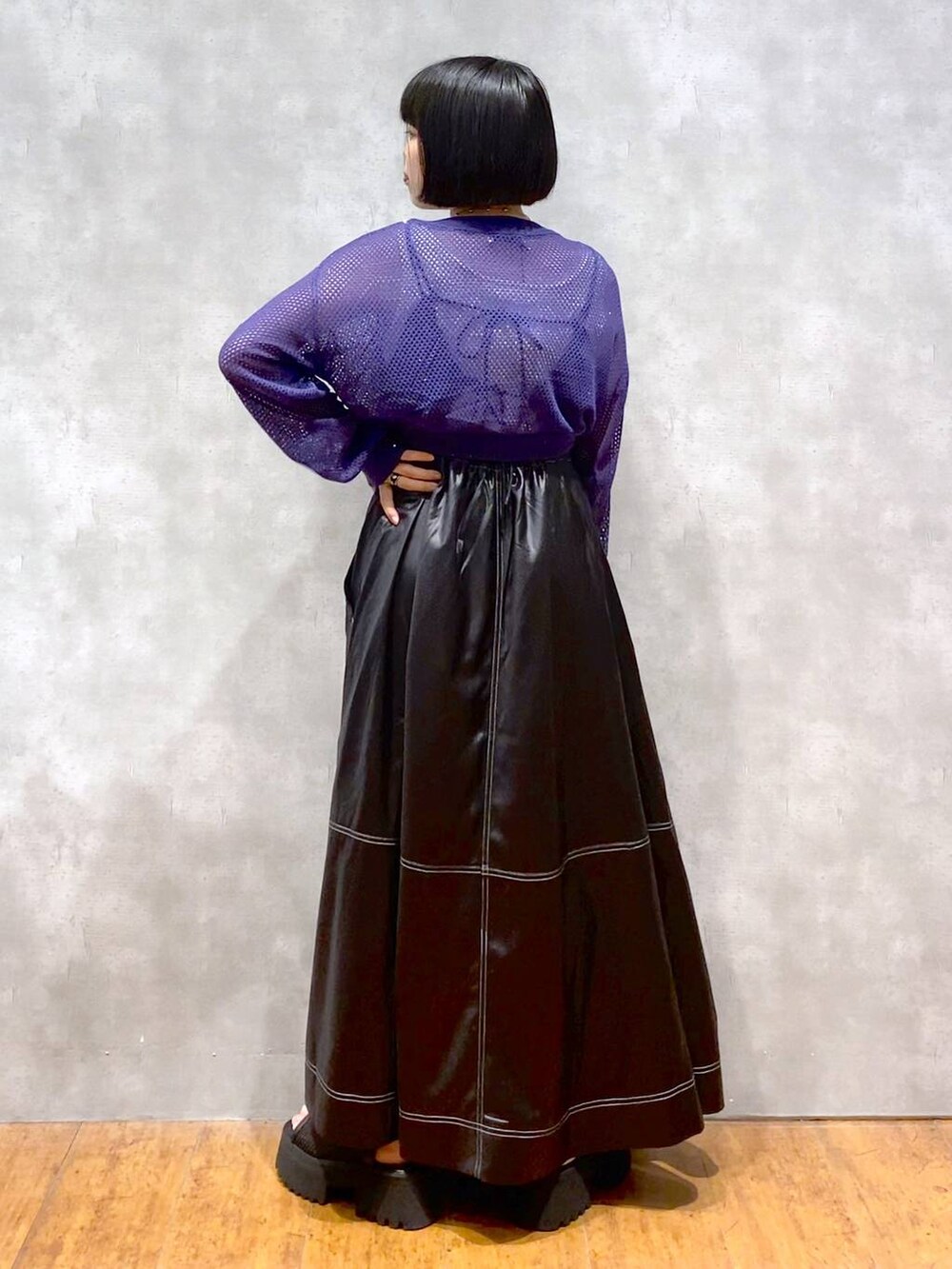 ホワイト系のタンクトップ、ブラック系のワンピース、ブラック系のサンダルを着用したレディースの秋コーディネートの3枚目の写真