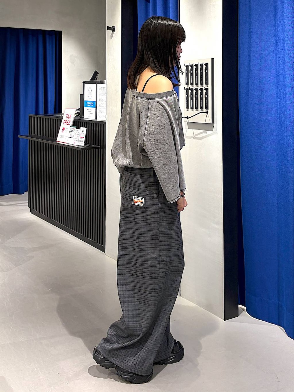 グレー系のTシャツ/カットソー、グレー系のその他パンツ、ブラック系のキャミソールを着用したレディースの夏コーディネートの2枚目の写真