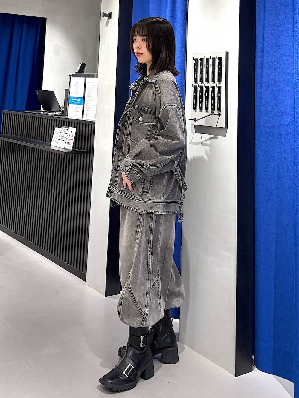 ブラック系のキャミソール、ブラック系のTシャツ/カットソー、ブラック系のブーツを着用したレディースの冬コーディネートの4枚目の写真