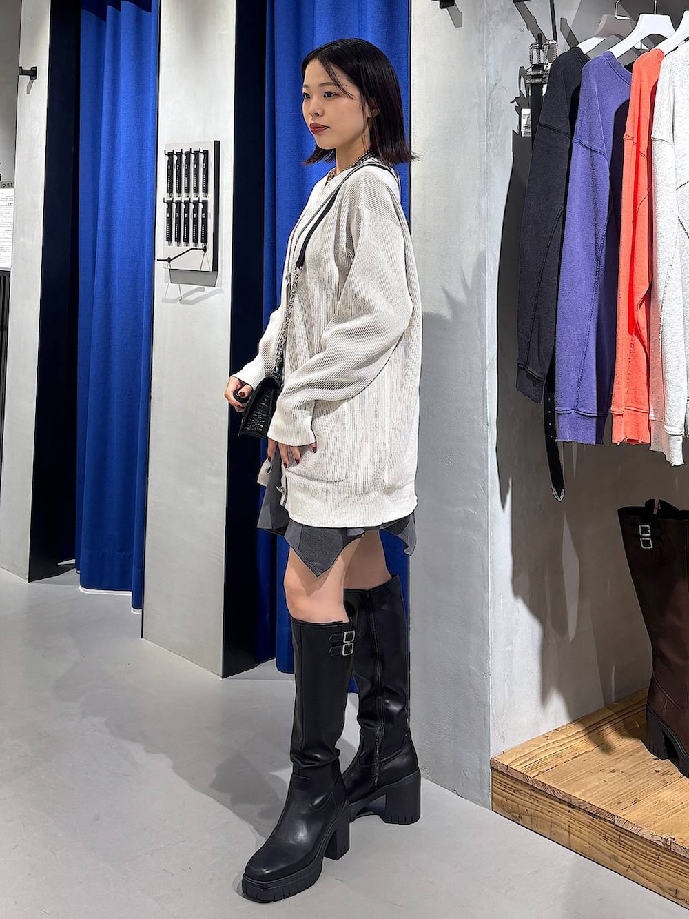 ブラック系のキャミソール、グレー系のスカート、ブラック系のハンドバッグを着用したレディースの秋コーディネートの3枚目の写真