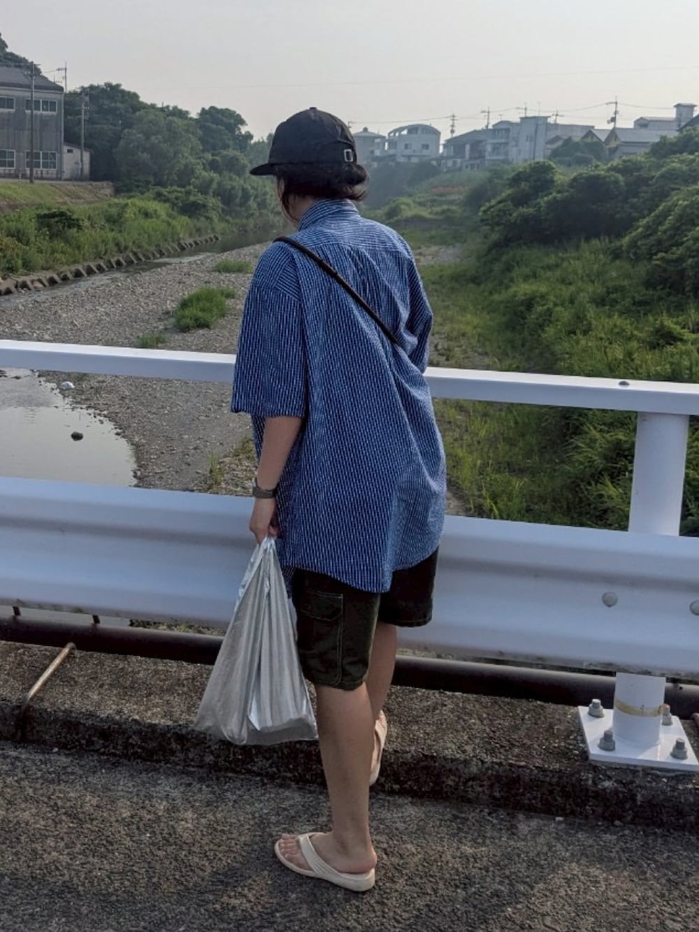ホワイト系のサンダル、ブルー系のシャツ/ブラウス、ホワイト系のタンクトップを着用したレディースの夏コーディネートの2枚目の写真
