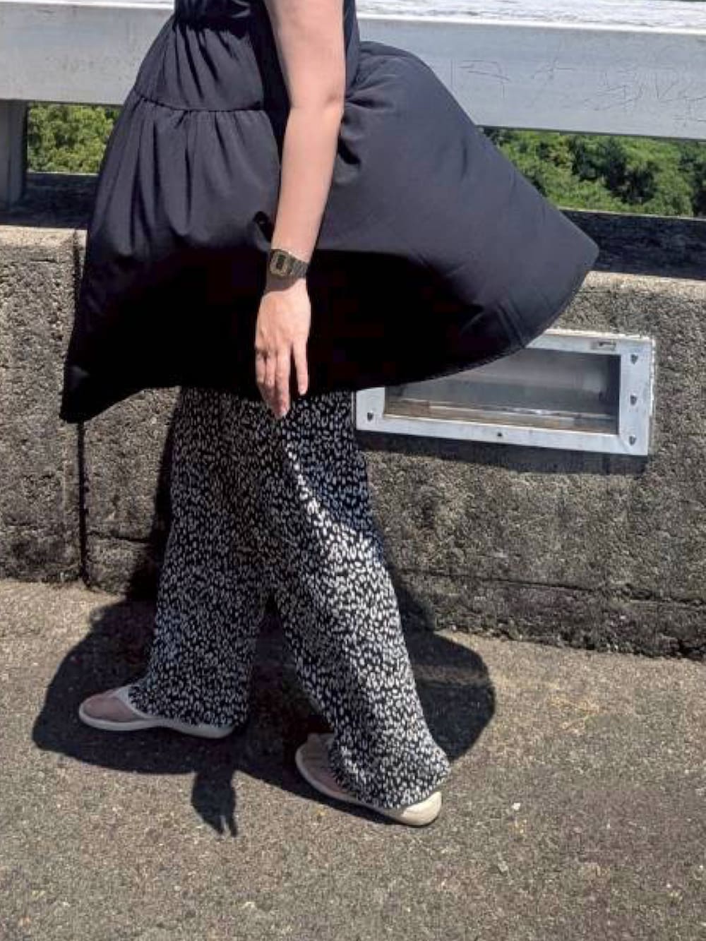 ブラック系のその他パンツ、ホワイト系のサンダル、その他のショルダーバッグを着用したレディースの夏コーディネートの3枚目の写真