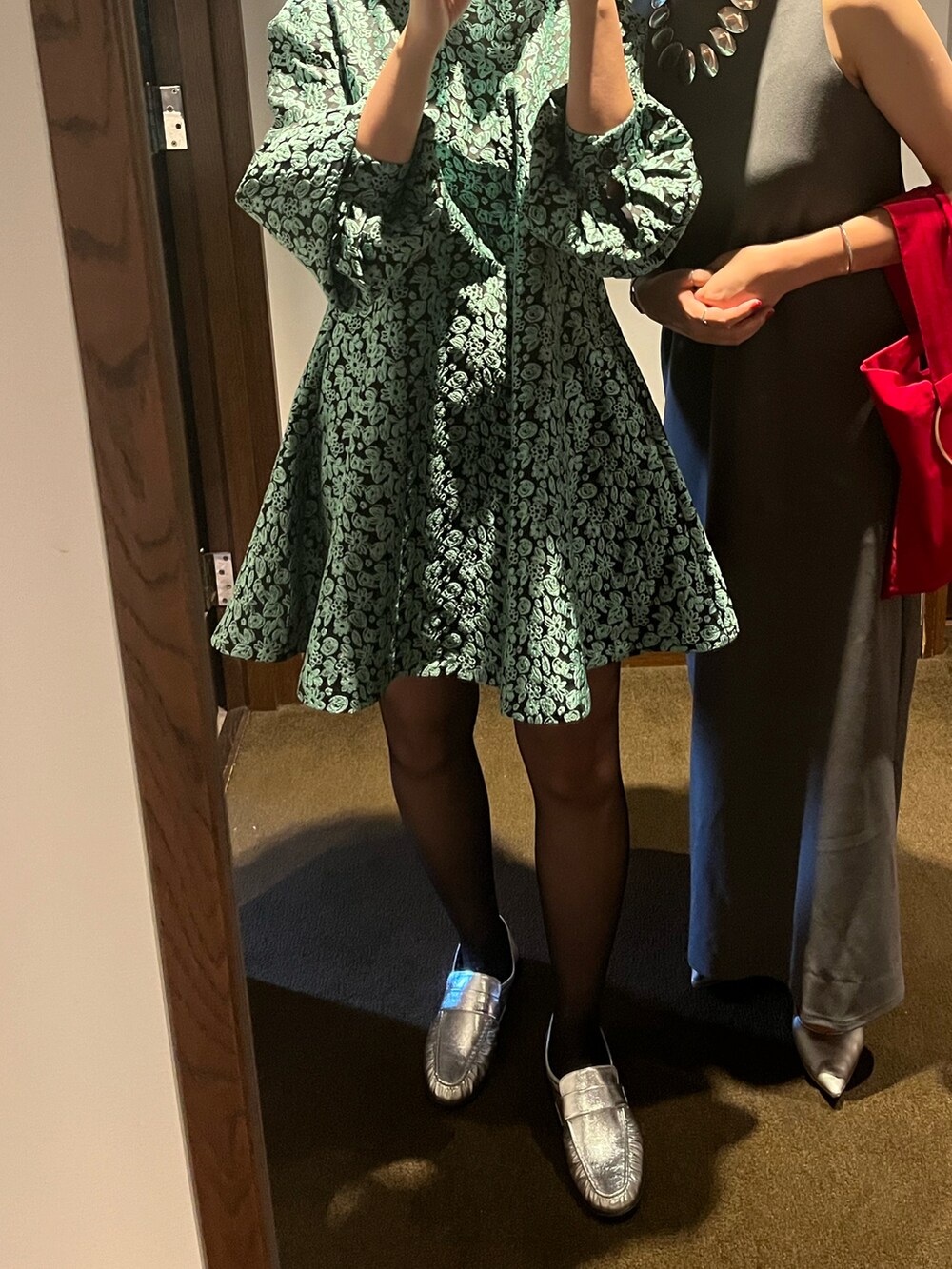 「ドレス、結婚式、結婚式コーデ、およばれドレス、ミニドレス、ジャガード、ローファー、sanself、キラキラバッグ、キラキラ、SLOBE IENA、カジュアルドレス、二次会コーデ、二次会ドレス、お呼ばれスタイル」｜「SANSeLFのジャガードフラワードレス【SANSeLF】 sanw21（ワンピース、グリーン系）」を使った、satsukiさん（レディース・159cm）の夏コーディネートの3枚目の写真