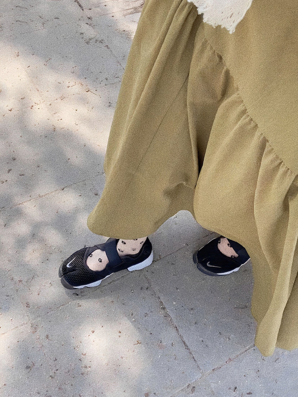 グリーン系のワンピース、ホワイト系のシャツ/ブラウス、ホワイト系のタンクトップを着用したレディースの夏コーディネートの3枚目の写真