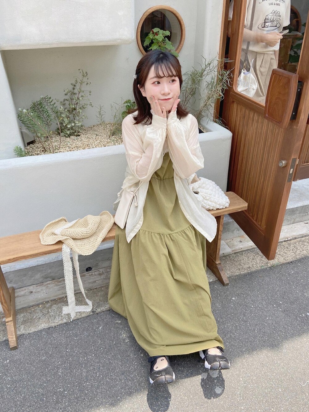 グリーン系のワンピース、ホワイト系のシャツ/ブラウス、ホワイト系のタンクトップを着用したレディースの夏コーディネートの2枚目の写真