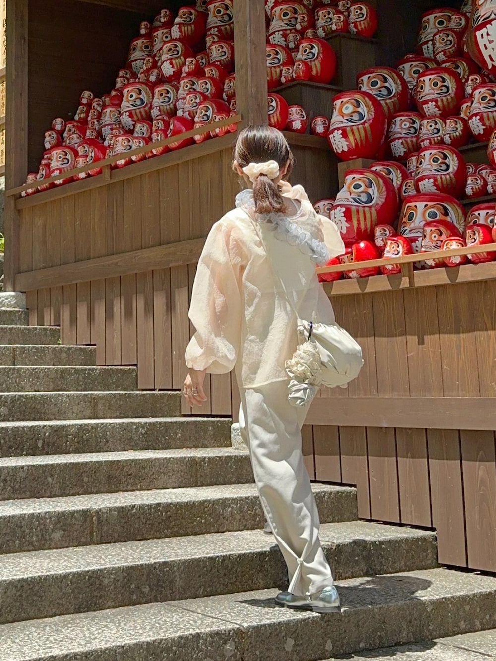 ホワイト系のタンクトップ、ホワイト系のその他パンツ、ホワイト系のシャツ/ブラウスを着用したレディースの春コーディネートの2枚目の写真