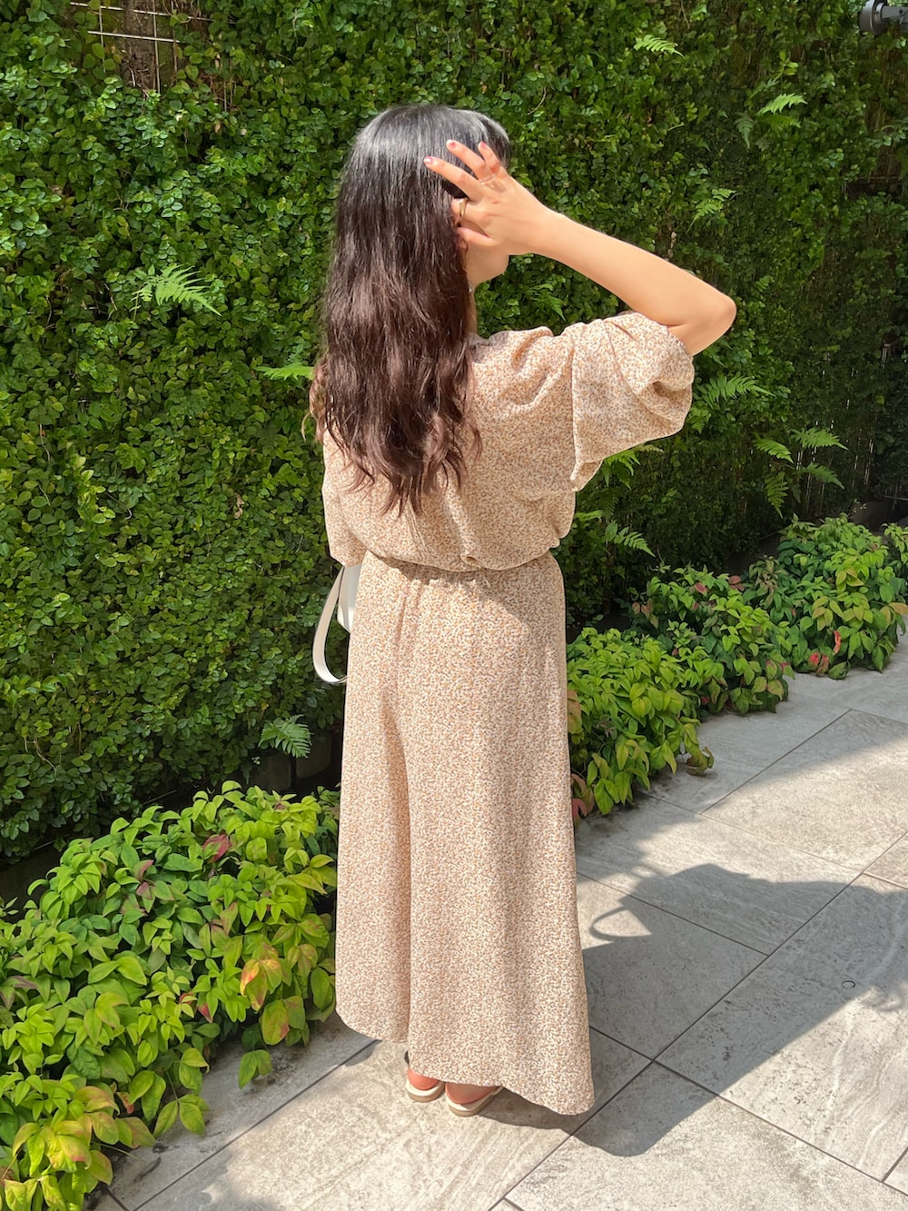 「夏コーデ、カジュアル、お洒落さんとつながりたい、低身長コーデ、ショルダーバッグ、エヘカソポ、プチプラコーデ、パンツスタイル、花柄、セットアップ」｜「ehka sopoのサムリングサンダル（サンダル、ホワイト系）」を使った、napipii7さん（レディース・152cm）の夏コーディネートの3枚目の写真