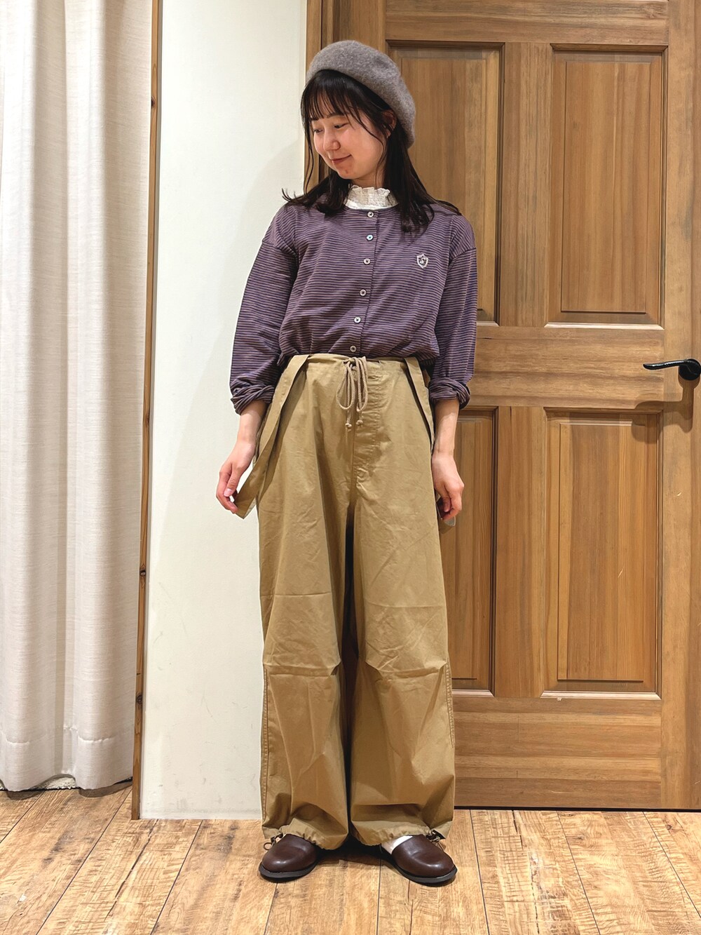 ブラウン系のドレスシューズ、ブラウン系のハンドバッグ、ホワイト系のTシャツ/カットソーを着用したレディースの秋コーディネートの2枚目の写真