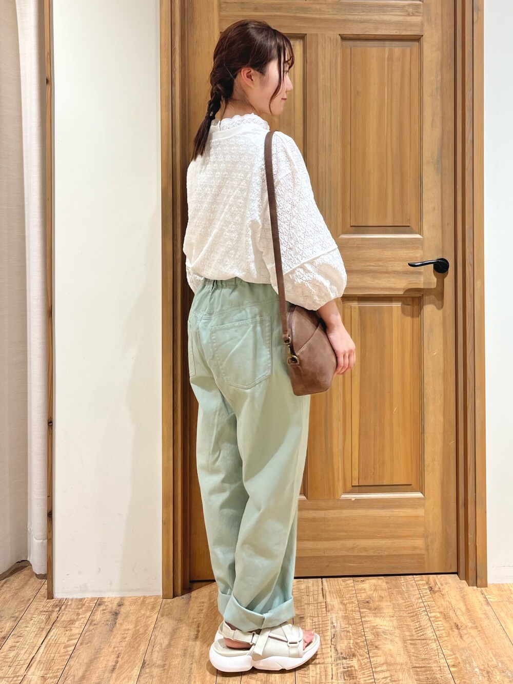 ホワイト系のTシャツ/カットソー、ホワイト系のタンクトップ、グリーン系のその他パンツを着用したレディースの夏コーディネートの4枚目の写真