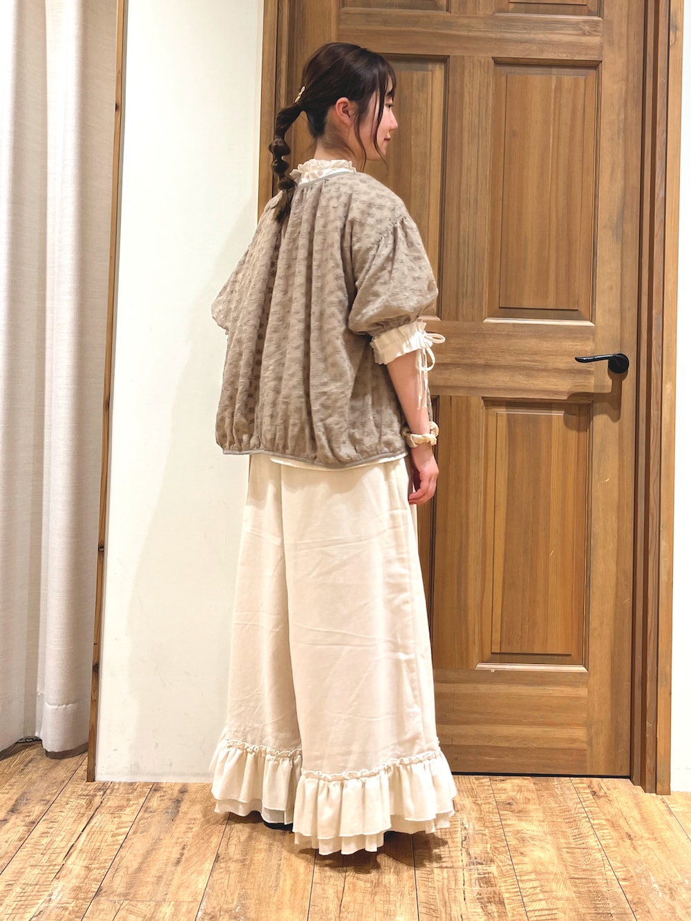 ホワイト系のその他パンツ、ブラウン系のドレスシューズ、ホワイト系のシャツ/ブラウスを着用したレディースの夏コーディネートの4枚目の写真