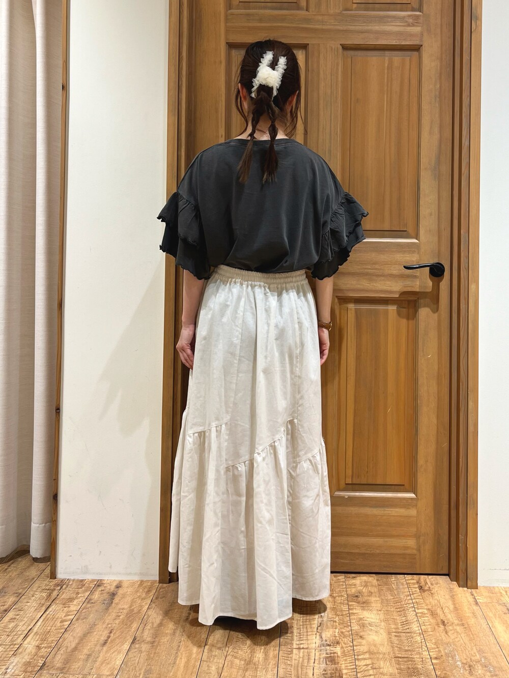 シルバー系のサンダル、ホワイト系のスカート、グレー系のTシャツ/カットソーを着用したレディースの夏コーディネートの4枚目の写真