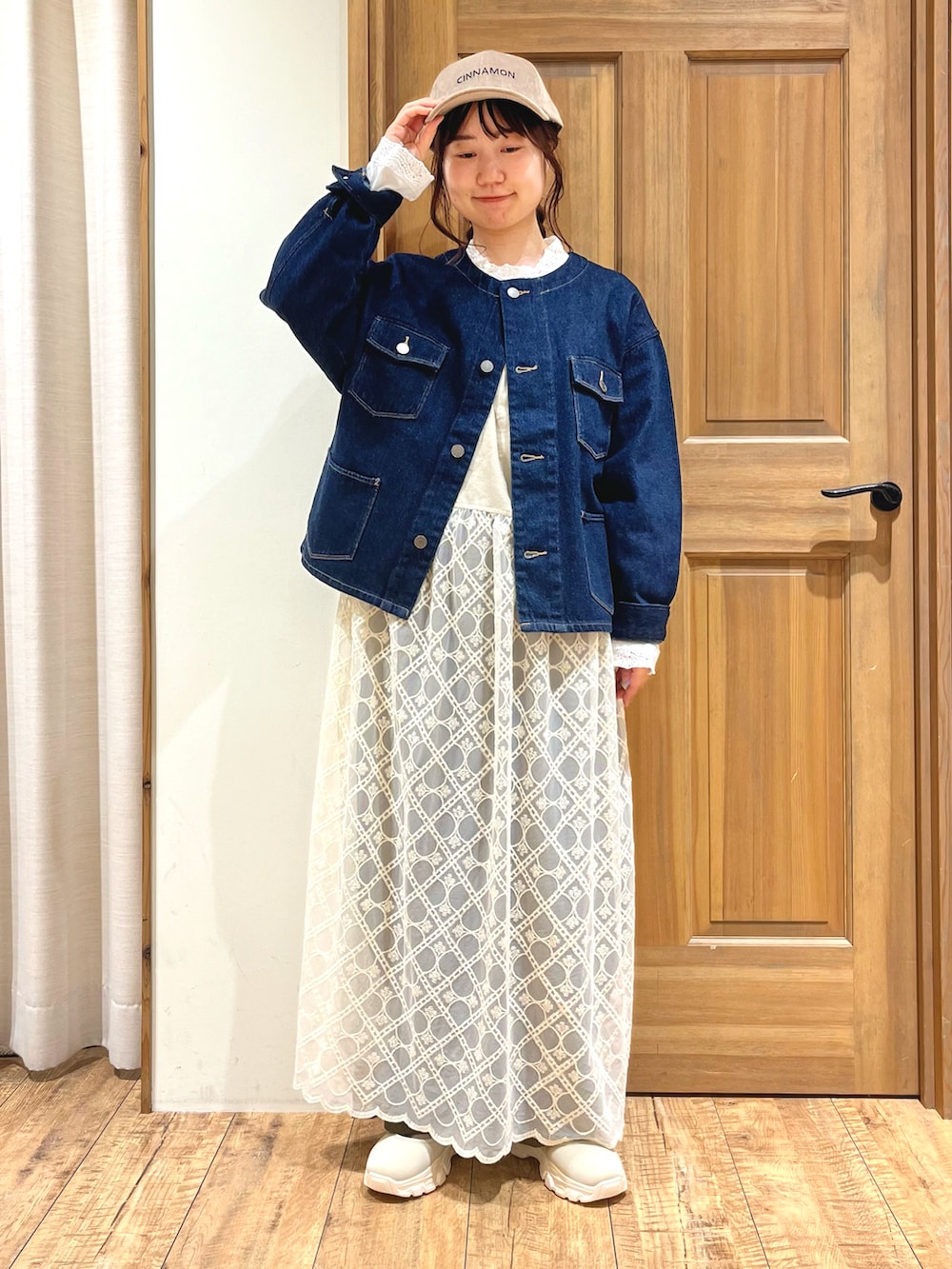 ベージュ系のドレスシューズ、グリーン系のその他パンツ、ホワイト系のワンピースを着用したレディースの秋コーディネートの2枚目の写真