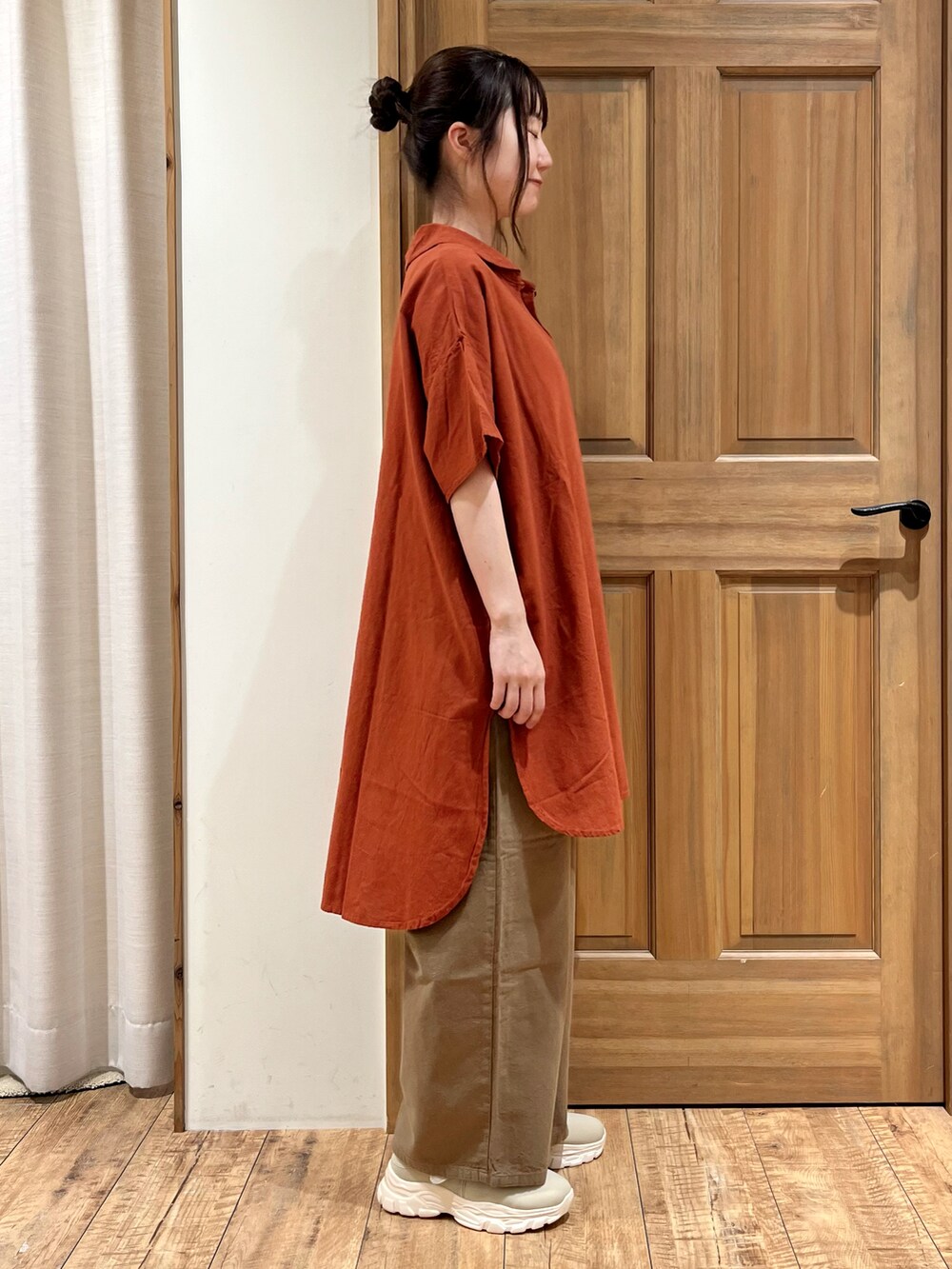 ベージュ系のドレスシューズ、ブラック系のカーディガン/ボレロ、ブラウン系のシャツ/ブラウスを着用したレディースの秋コーディネートの5枚目の写真