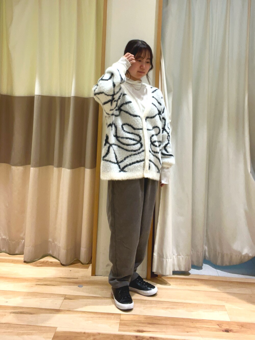 ホワイト系のカーディガン/ボレロ、グレー系のその他パンツを着用したレディースの冬コーディネートの2枚目の写真