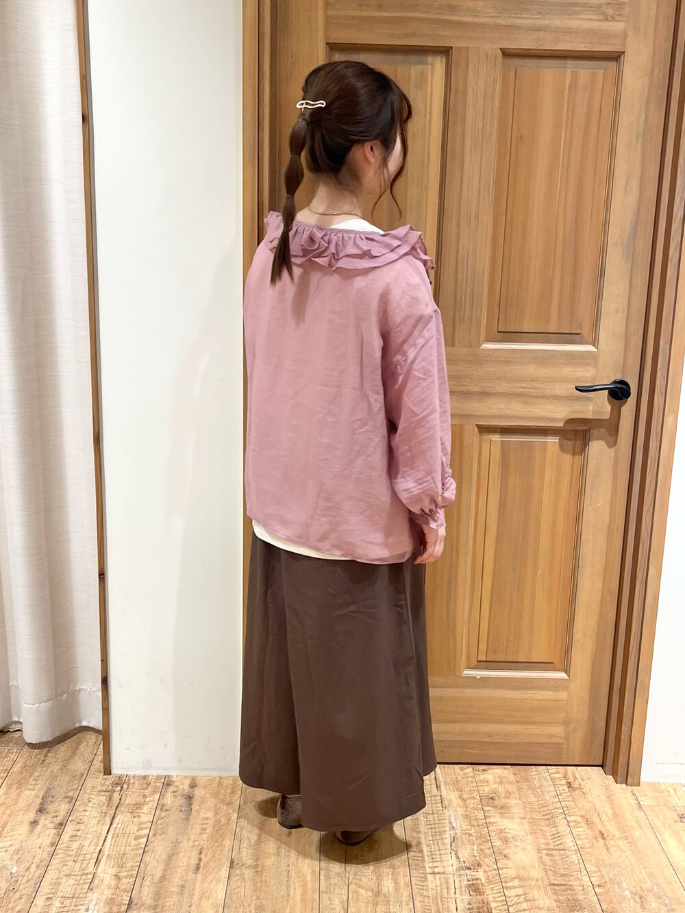 ブラウン系のドレスシューズ、ブラウン系のその他パンツ、ホワイト系のTシャツ/カットソーを着用したレディースの夏コーディネートの5枚目の写真