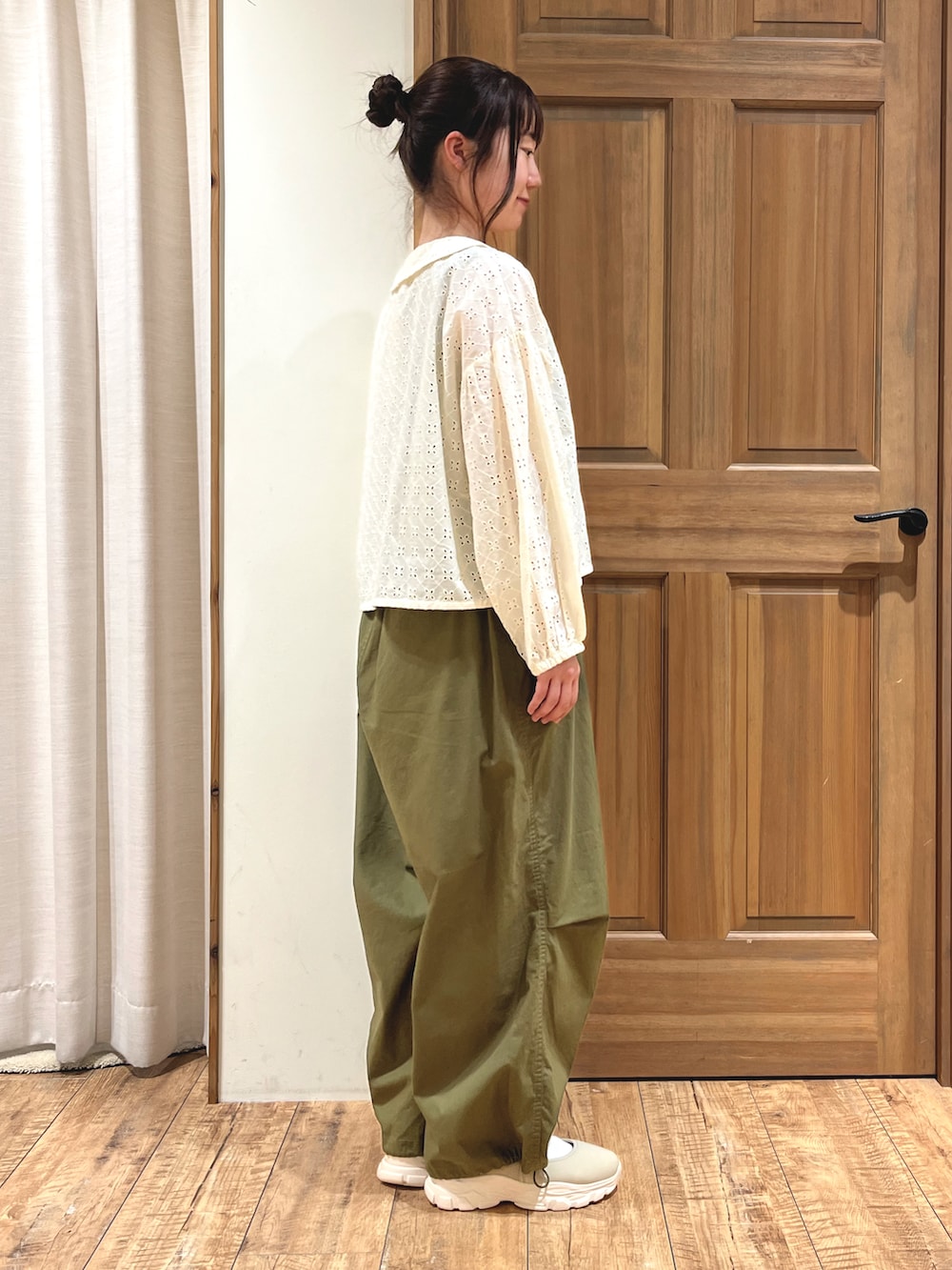 ベージュ系のドレスシューズ、グリーン系のその他パンツ、ブラック系のTシャツ/カットソーを着用したレディースの秋コーディネートの2枚目の写真