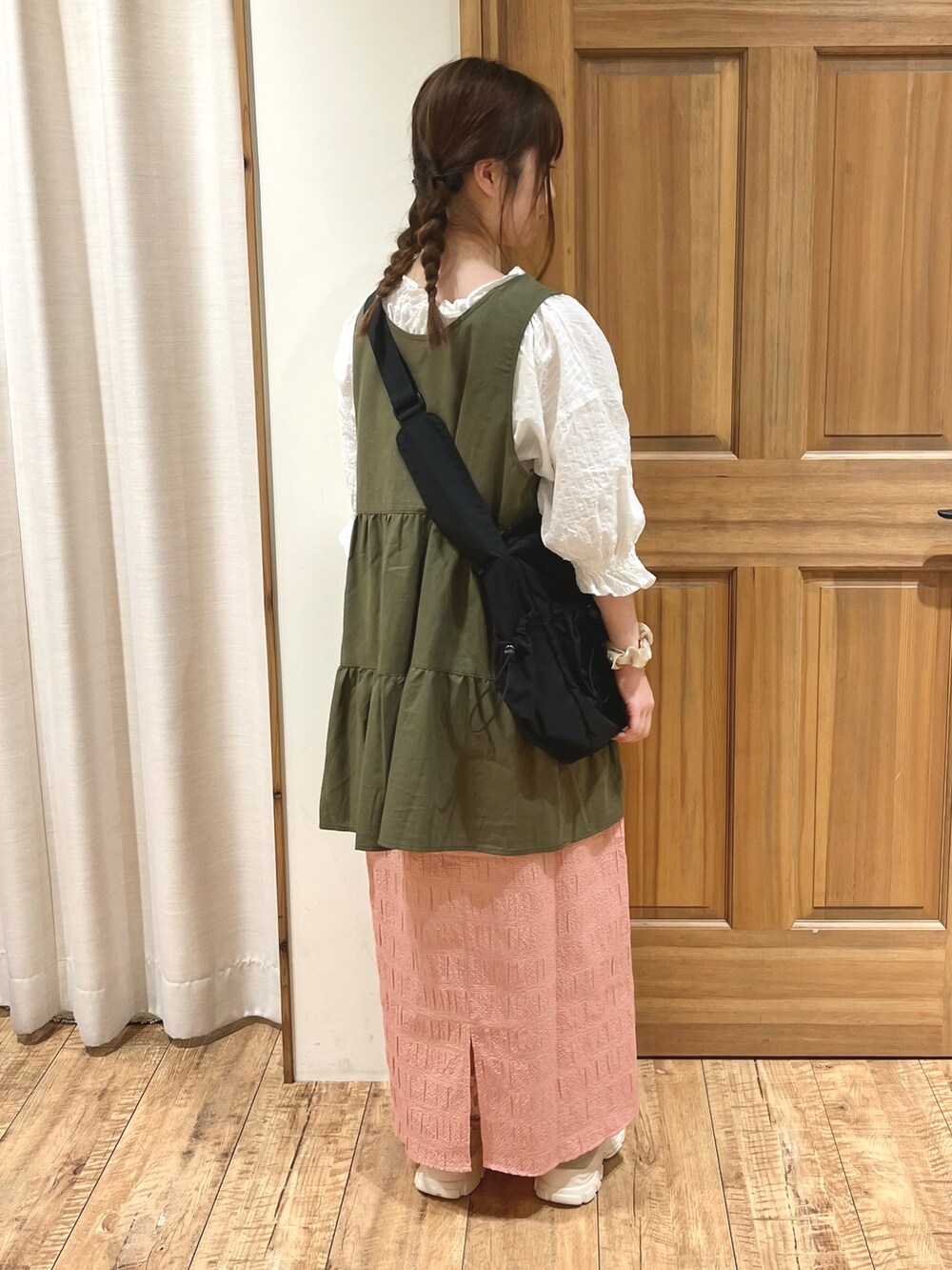 ベージュ系のドレスシューズ、レッド系のスカート、ブラック系のハンドバッグを着用したレディースの秋コーディネートの4枚目の写真