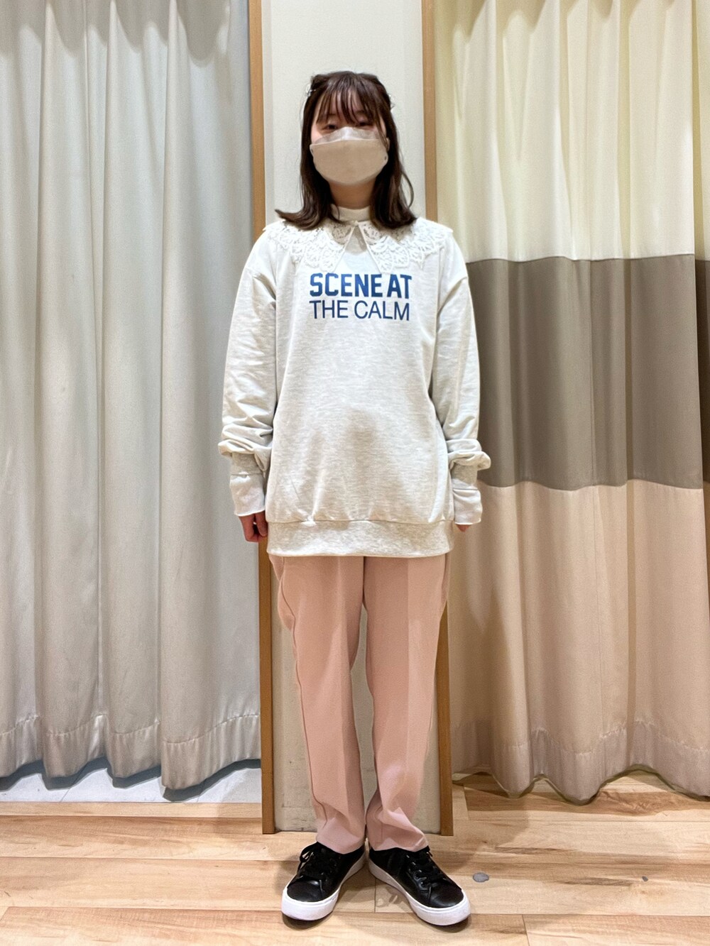 ピンク系のパンツ、ホワイト系のTシャツ/カットソー、ホワイト系のTシャツ/カットソーを着用したレディースの冬コーディネートの2枚目の写真