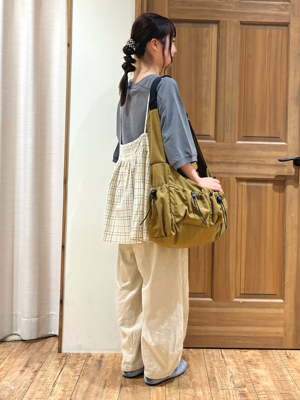 グレー系のドレスシューズ、ベージュ系のハンドバッグ、ホワイト系のシャツ/ブラウスを着用したレディースの秋コーディネートの5枚目の写真