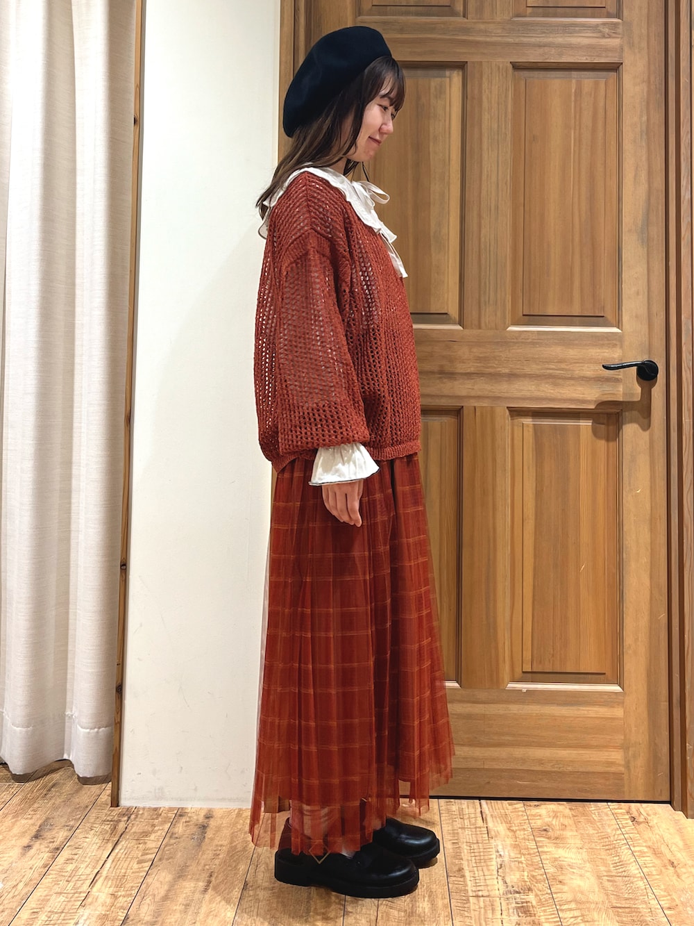 ホワイト系のシャツ/ブラウス、ホワイト系のTシャツ/カットソー、レッド系のニット/セーターを着用したレディースの秋コーディネートの5枚目の写真