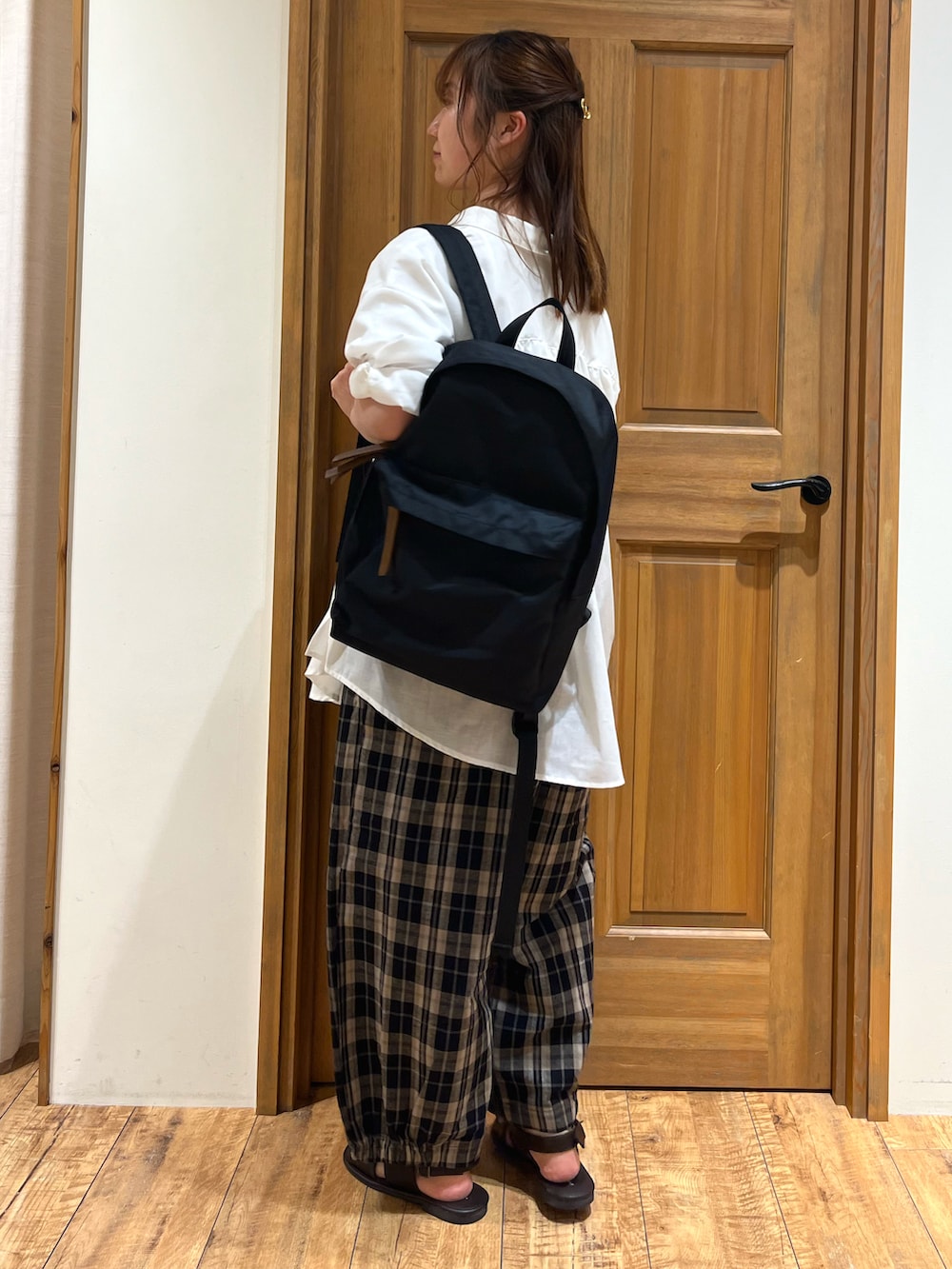 ホワイト系のTシャツ/カットソー、ブラック系のその他パンツ、ブラウン系のサンダルを着用したレディースの夏コーディネートの4枚目の写真