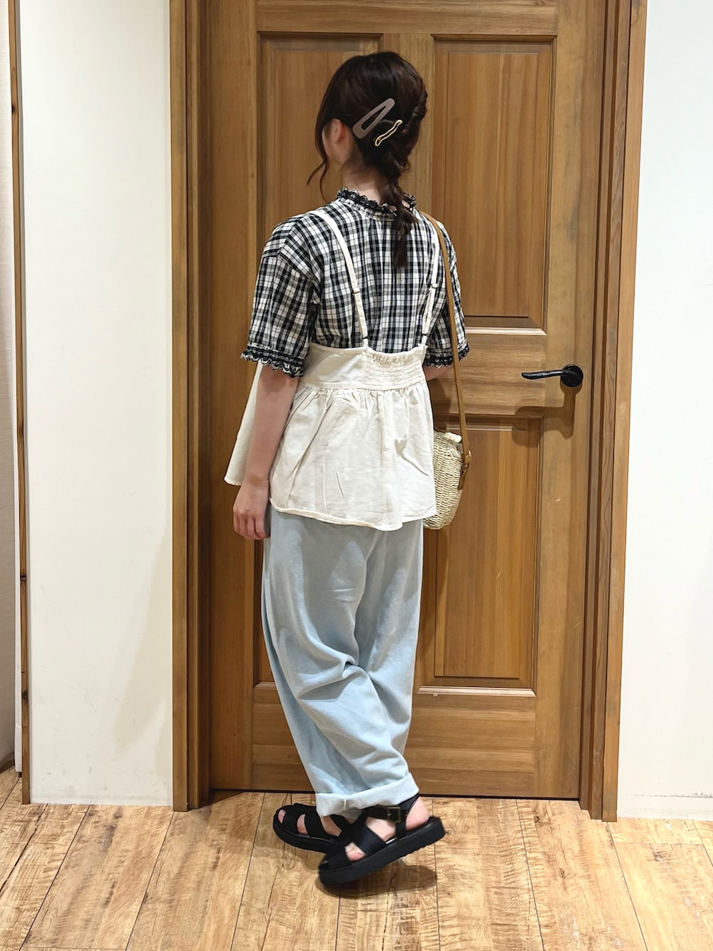 ホワイト系のハンドバッグ、ブルー系のその他パンツ、ブラック系のサンダルを着用したレディースの夏コーディネートの3枚目の写真