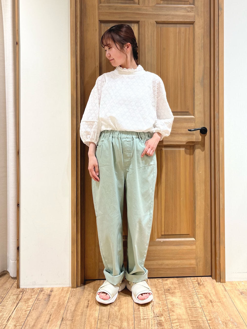 ホワイト系のTシャツ/カットソー、ホワイト系のタンクトップ、グリーン系のその他パンツを着用したレディースの夏コーディネートの2枚目の写真