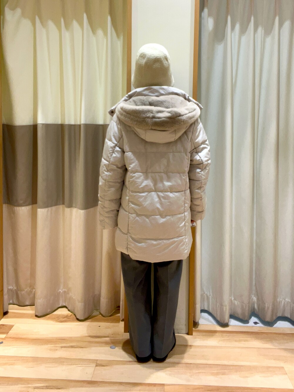 グレー系のその他パンツ、ブルー系のニット/セーター、ベージュ系のその他アウターを着用したレディースの秋コーディネートの4枚目の写真