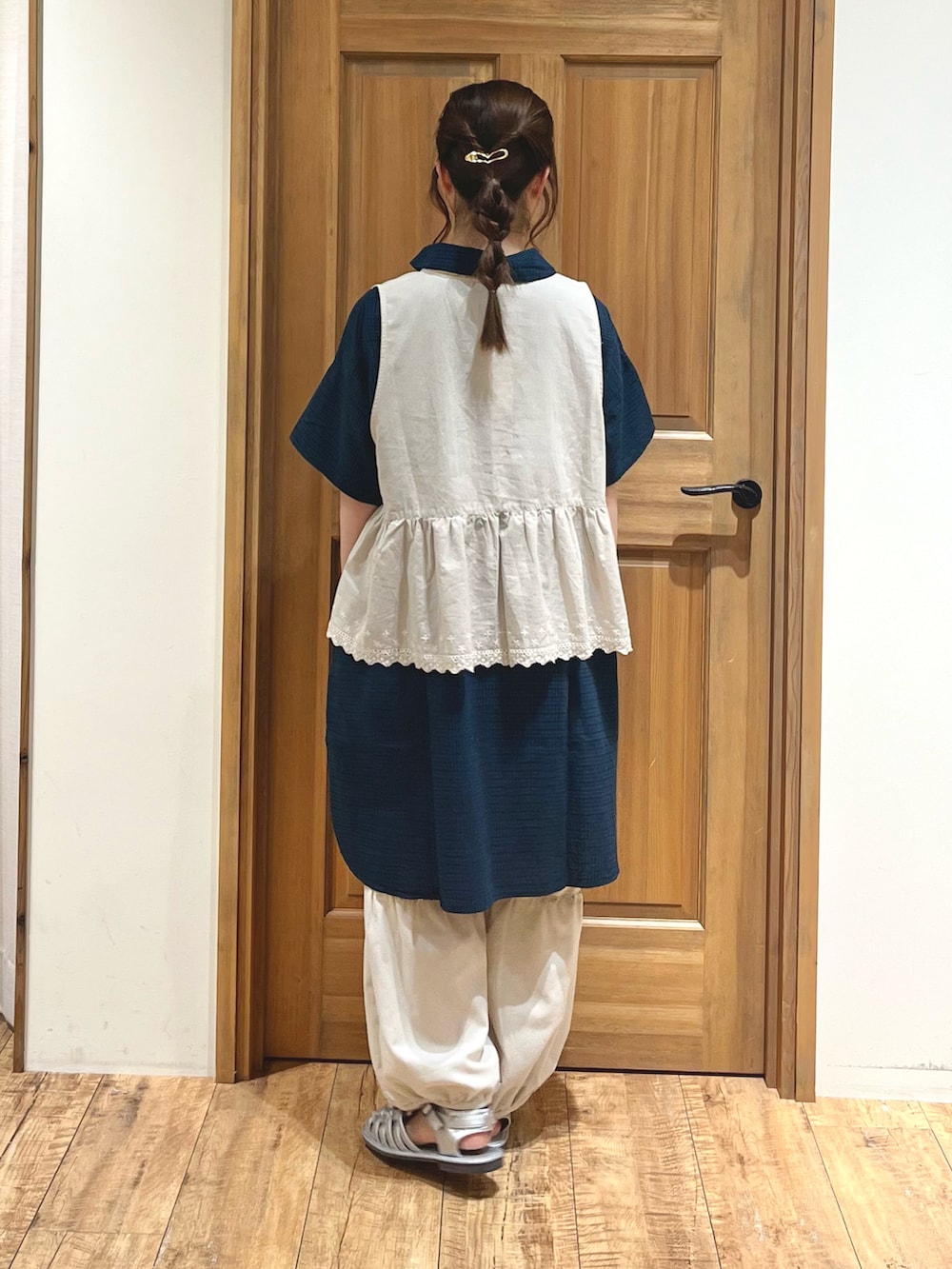 シルバー系のサンダル、ベージュ系のその他パンツ、グリーン系のシャツ/ブラウスを着用したレディースの夏コーディネートの4枚目の写真