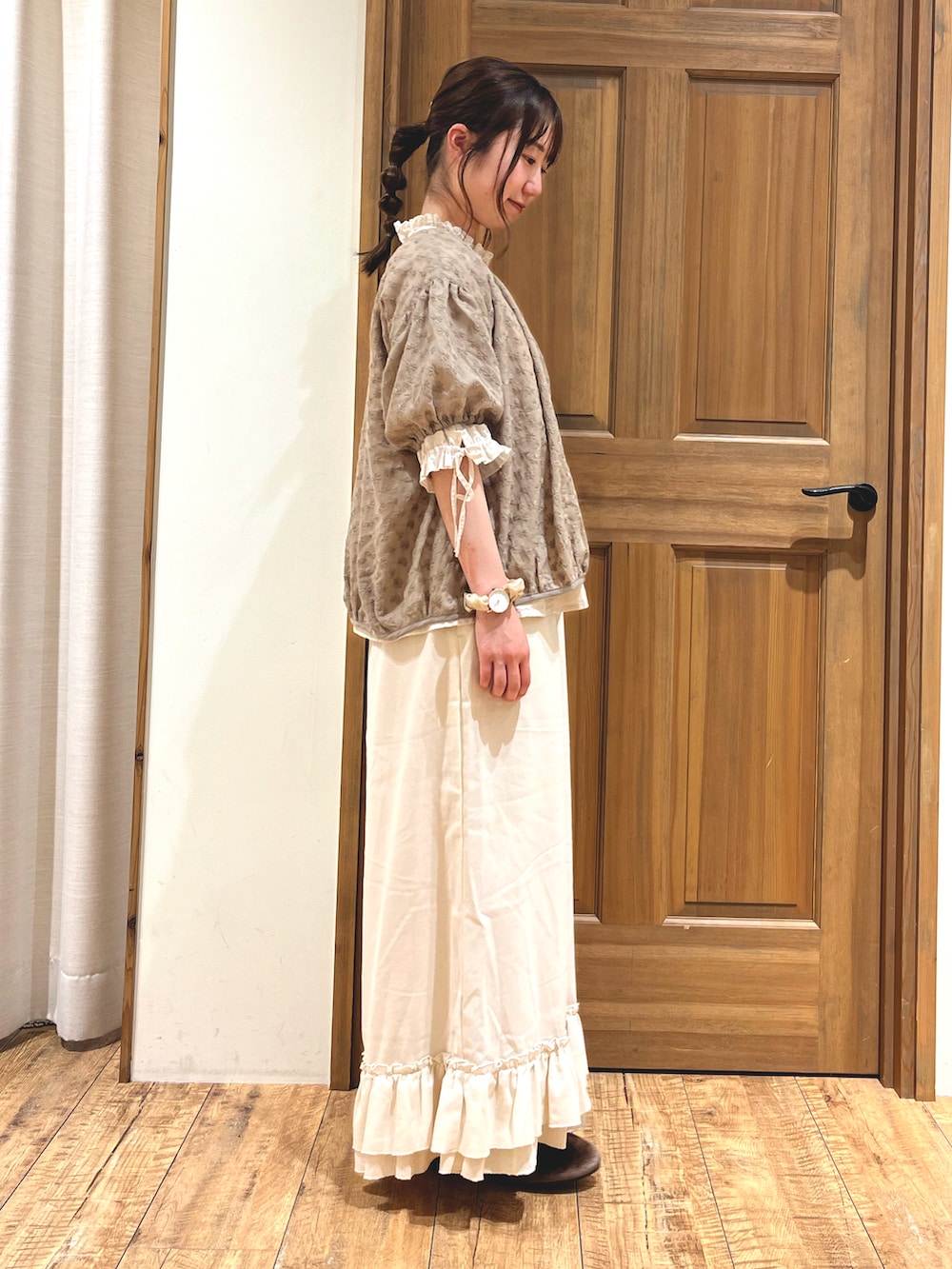 ホワイト系のその他パンツ、ブラウン系のドレスシューズ、ホワイト系のシャツ/ブラウスを着用したレディースの夏コーディネートの3枚目の写真