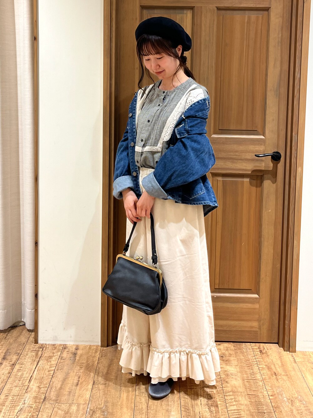 グレー系のドレスシューズ、グレー系のシャツ/ブラウス、ブルー系のノーカラージャケットを着用したレディースの秋コーディネートの2枚目の写真