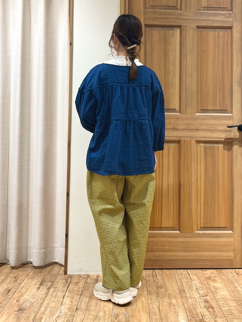 ベージュ系のドレスシューズ、イエロー系のその他パンツ、ホワイト系のTシャツ/カットソーを着用したレディースの秋コーディネートの4枚目の写真