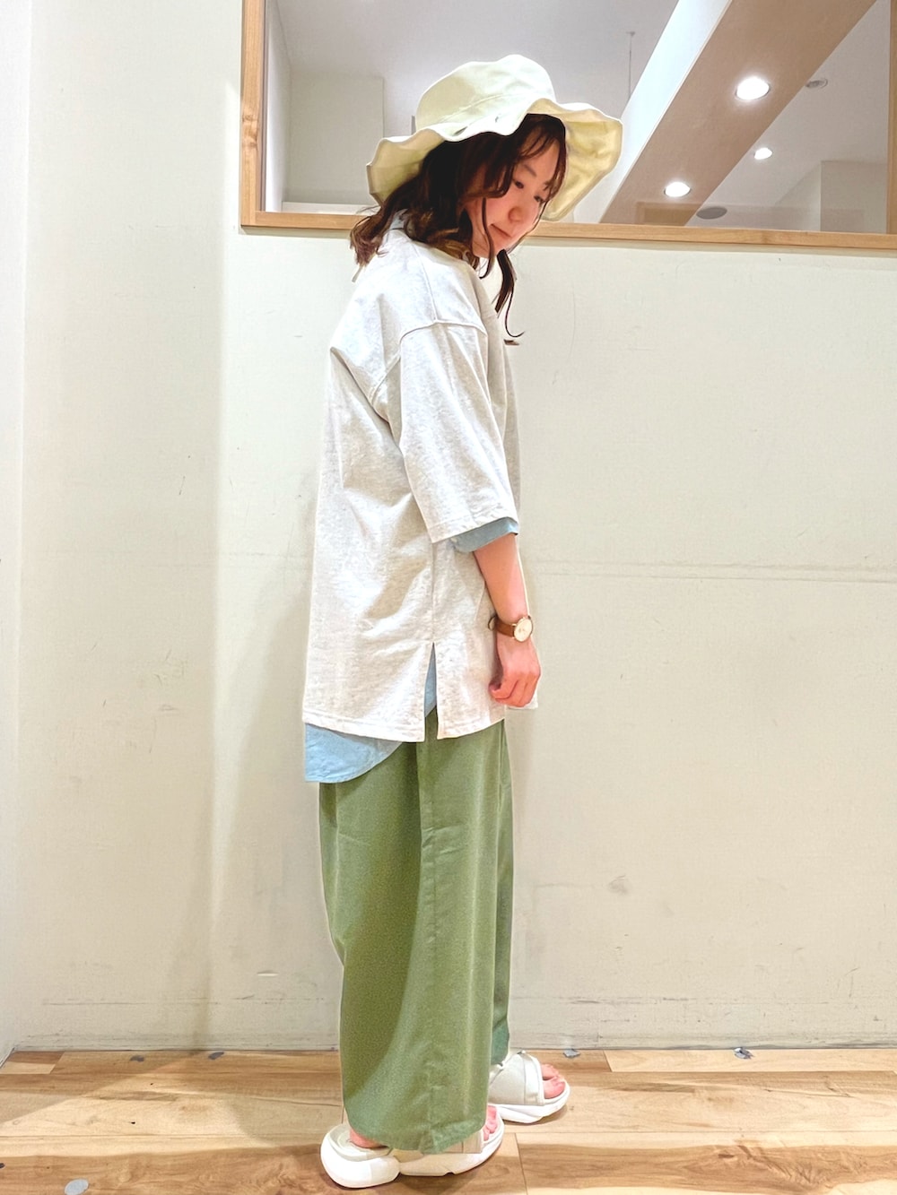 グリーン系のチュニック、グレー系のTシャツ/カットソー、グリーン系のその他パンツを着用したレディースの春コーディネートの3枚目の写真