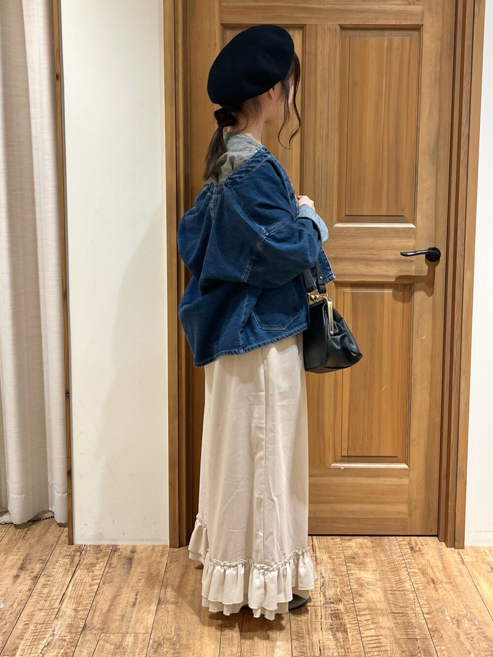 グレー系のドレスシューズ、グレー系のシャツ/ブラウス、ブルー系のノーカラージャケットを着用したレディースの秋コーディネートの5枚目の写真