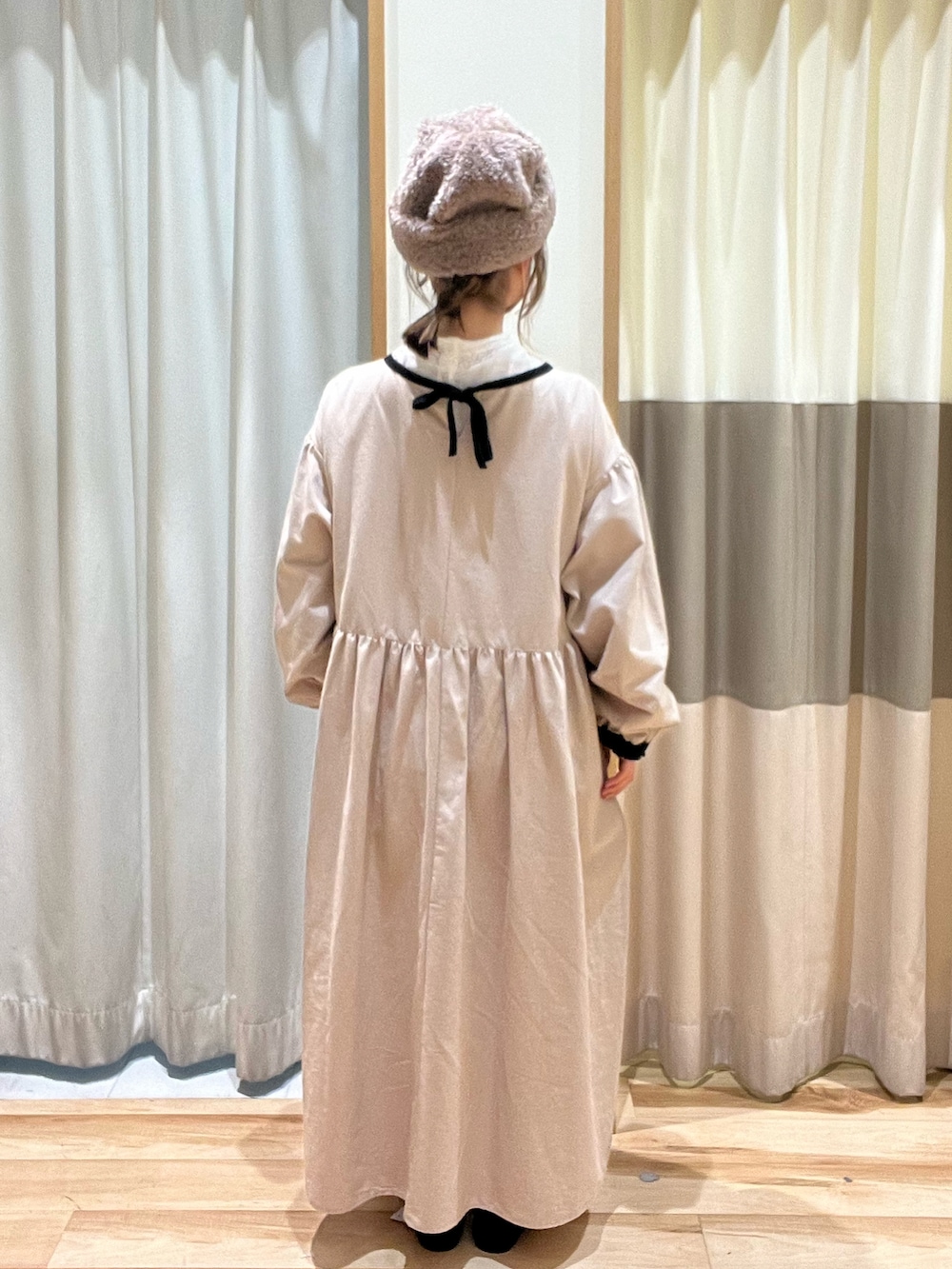 ホワイト系のシャツ/ブラウス、ベージュ系のワンピース、ブラック系のドレスシューズを着用したレディースの秋コーディネートの4枚目の写真