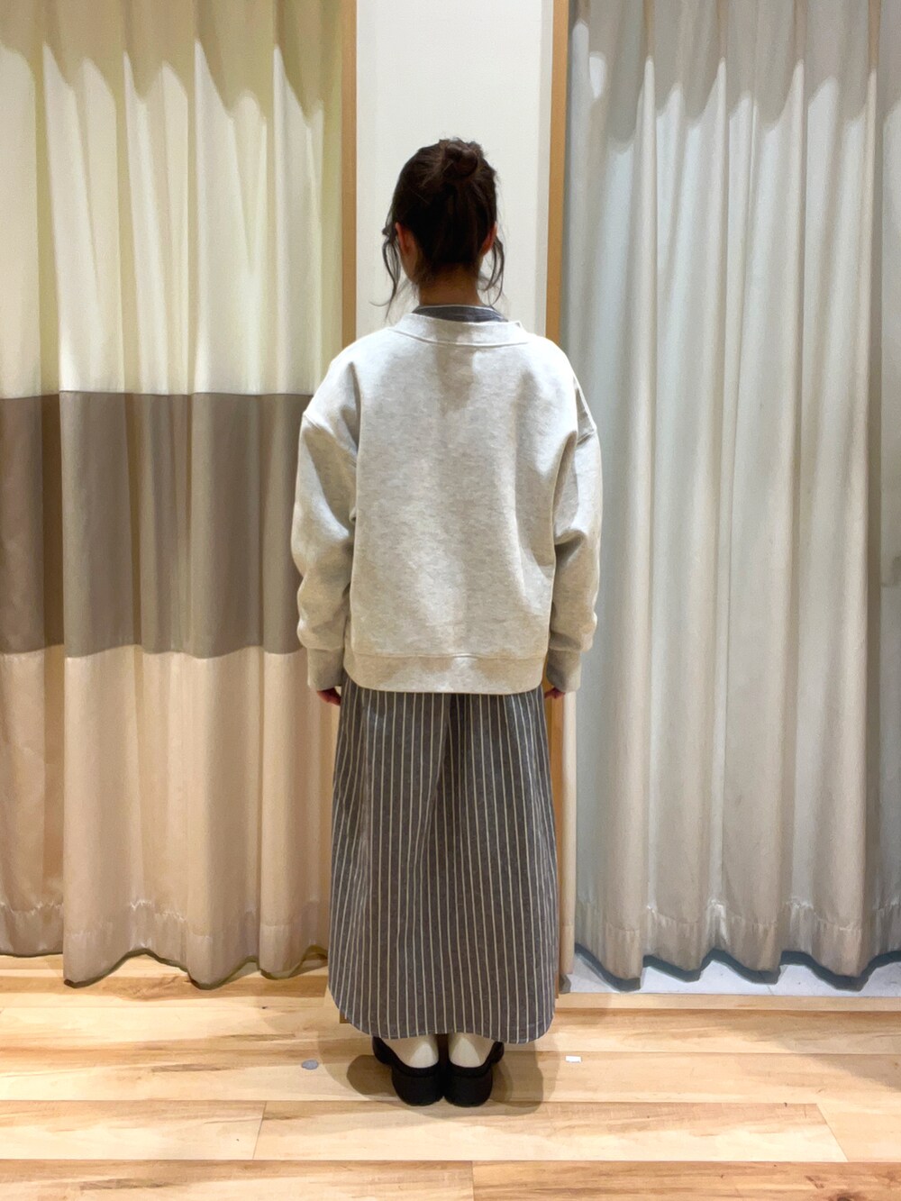 「ファッションを楽しもう、秋服コーデ、秋冬コーデ、スウェット、裏起毛、トートバッグ、ブルー、カラー×コーデ、サイドゴアブーツ、ワンピース、ストライプ、レイヤードスタイル、サマンサモスモスブルー、Samansa Mos2 blue、低身長コーデ」|「Samansa Mos2 blueの起毛ビエラアソートシャツワンピース(ワンピース、グレー系)」を使った、しば。さん(骨格ウェーブ・レディース・152cm)の秋コーディネートの4枚目の写真