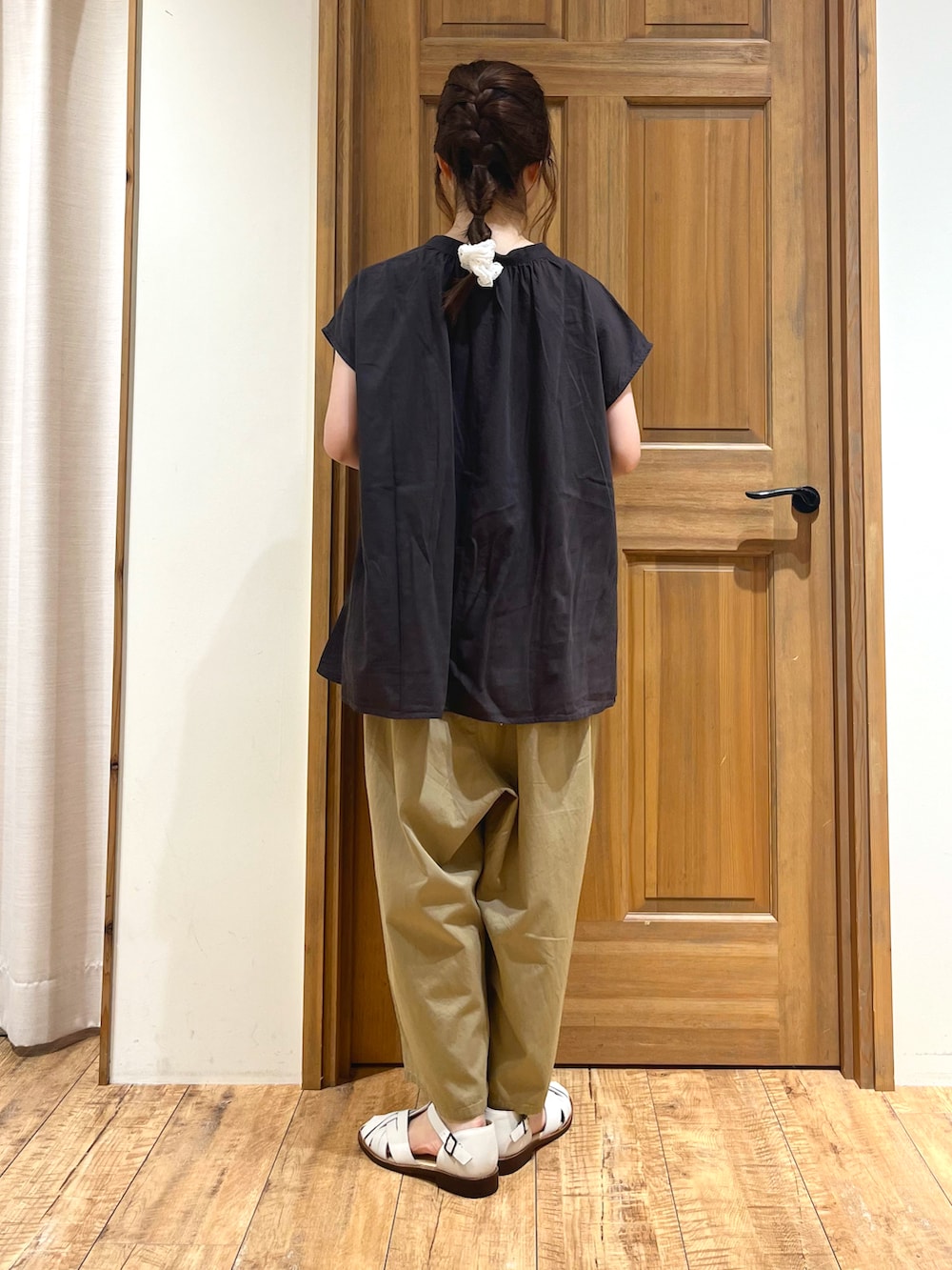 ホワイト系のサンダル、グレー系のハンドバッグ、グレー系のシャツ/ブラウスを着用したレディースの夏コーディネートの4枚目の写真