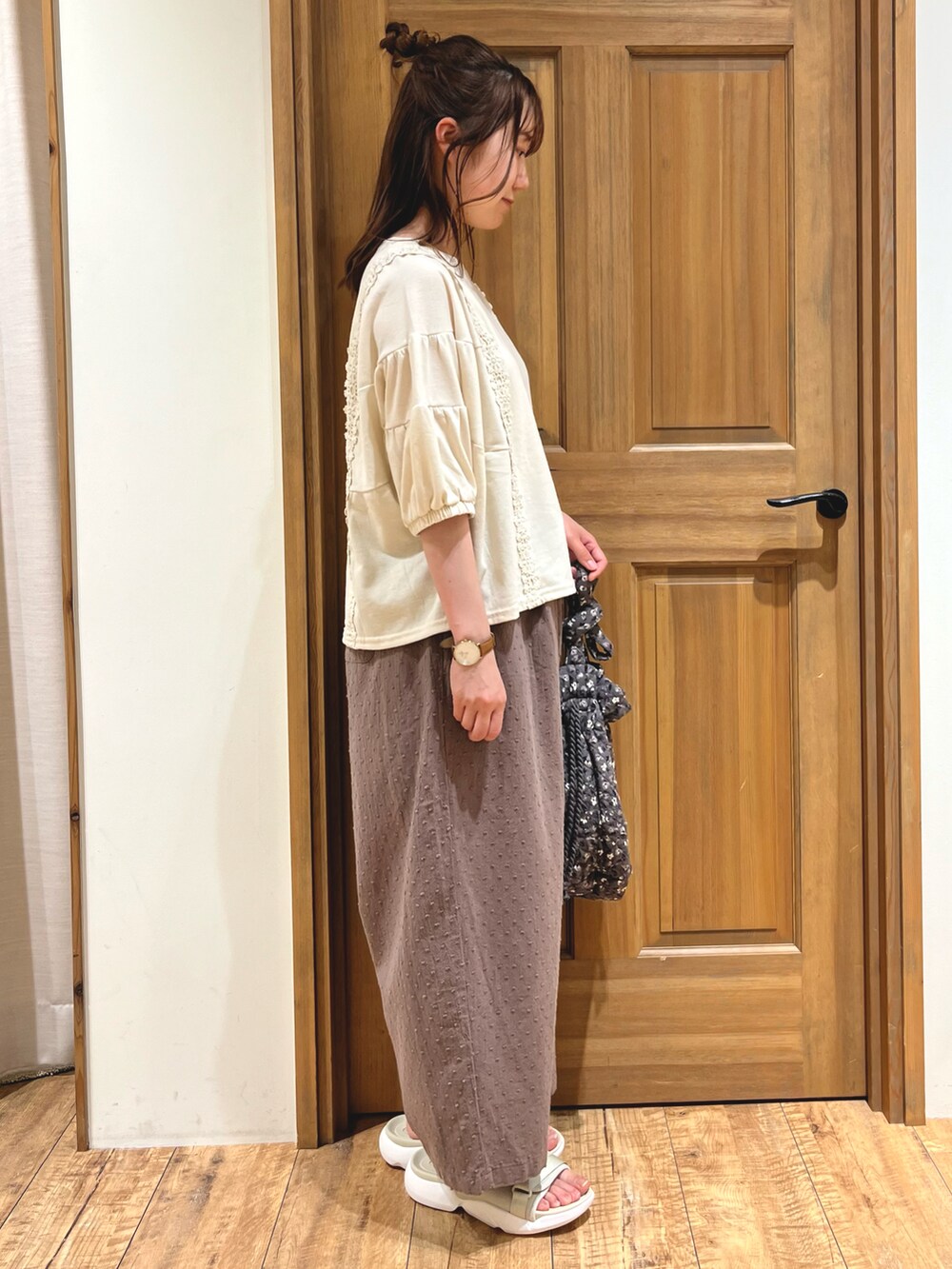 ベージュ系のサンダル、グレー系のハンドバッグ、ブラウン系のその他パンツを着用したレディースの夏コーディネートの3枚目の写真