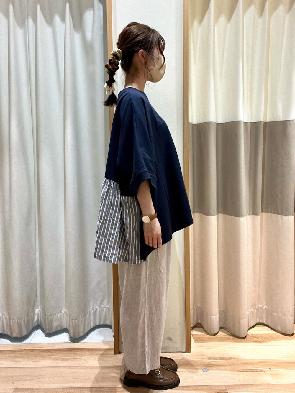 ブルー系のTシャツ/カットソー、ベージュ系のハンドバッグ、グレー系のその他パンツを着用したレディースの春コーディネートの2枚目の写真
