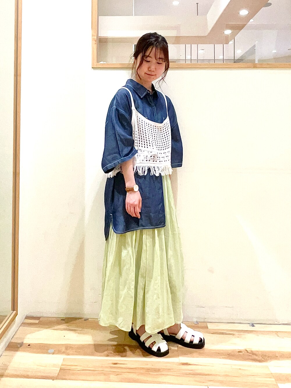 ブルー系のシャツ/ブラウス、ホワイト系のニット/セーター、グリーン系のその他パンツを着用したレディースの春コーディネートの4枚目の写真