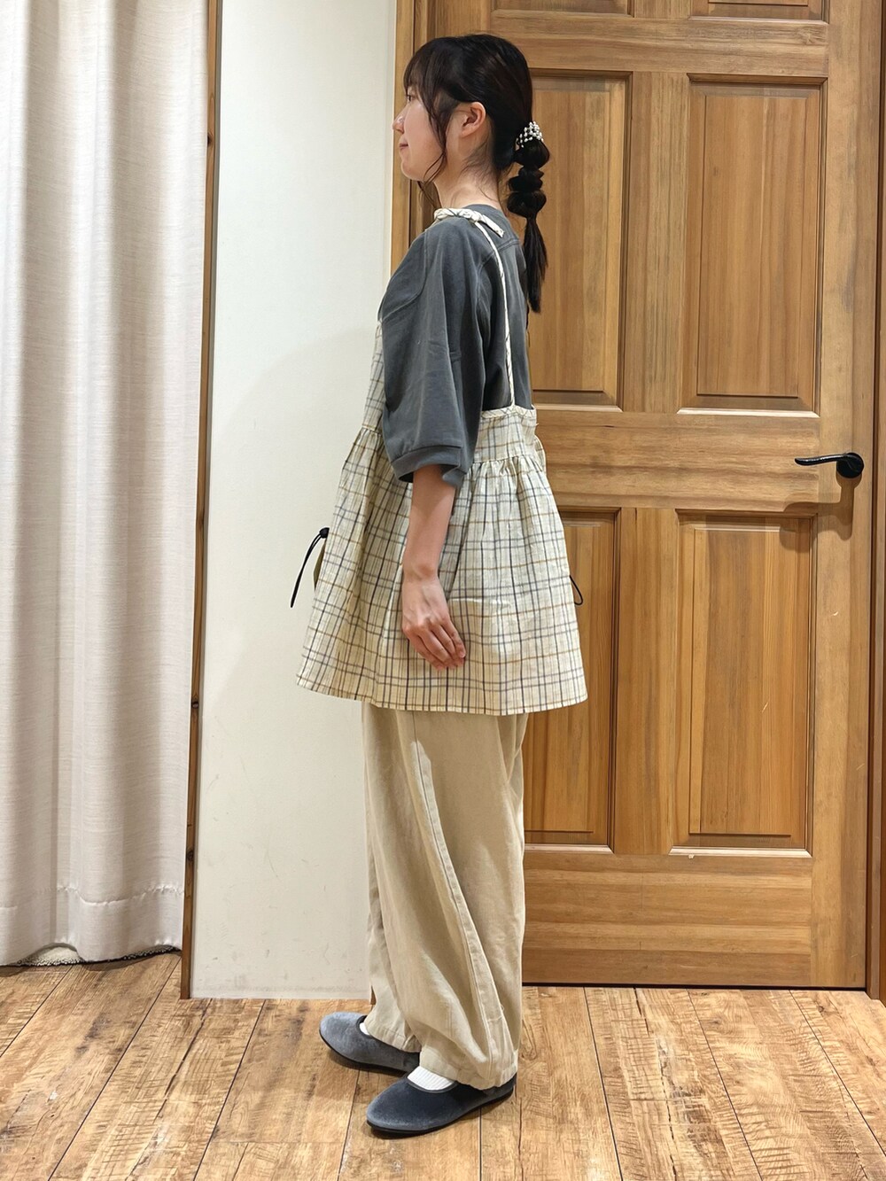 グレー系のドレスシューズ、ベージュ系のハンドバッグ、ホワイト系のシャツ/ブラウスを着用したレディースの秋コーディネートの3枚目の写真
