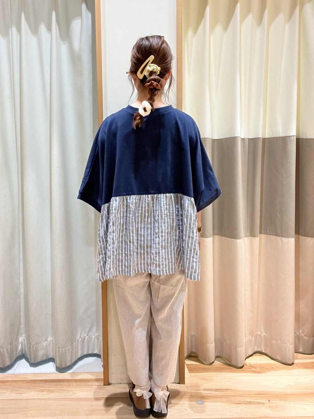 ブルー系のTシャツ/カットソー、ベージュ系のハンドバッグ、グレー系のその他パンツを着用したレディースの春コーディネートの3枚目の写真