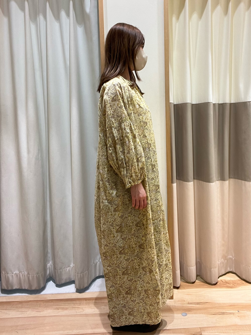 「休日コーデ、初夏コーデ、パンツスタイル、レイヤードスタイル、デニムパンツ、かごバッグ、ペイズリー、ロングワンピース、大人カジュアル、おでかけコーデ、低身長女子、Samansa Mos2 blue、サマンサモスモスブルー、カジュアルコーデ、おしゃれさんと繋がりたい」｜「Samansa Mos2 blueのアイテム（ワンピース、ベージュ系）」を使った、しば。さん（骨格ウェーブ・レディース・152cm）の春コーディネートの2枚目の写真
