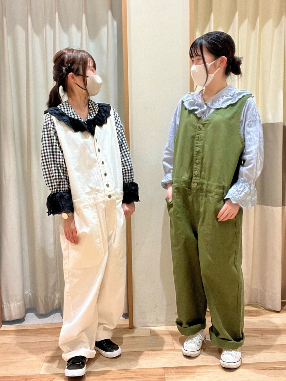 ホワイト系のその他パンツ、グリーン系のその他パンツ、ブルー系のシャツ/ブラウスを着用したレディースの春コーディネートの2枚目の写真