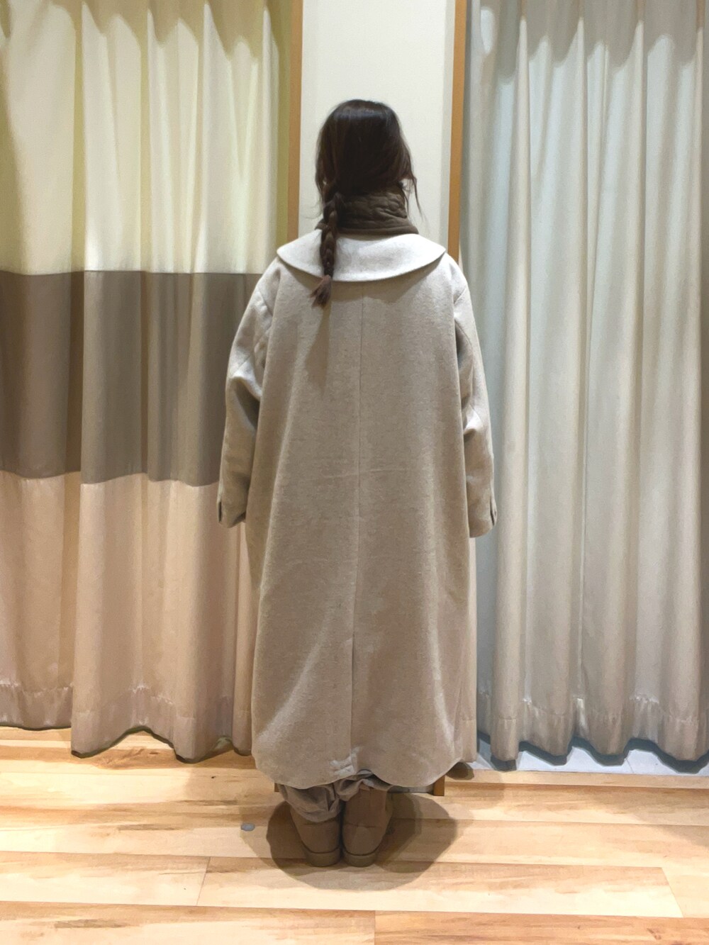 ホワイト系のチュニック、ホワイト系のベスト、ベージュ系のその他パンツを着用したレディースの冬コーディネートの4枚目の写真