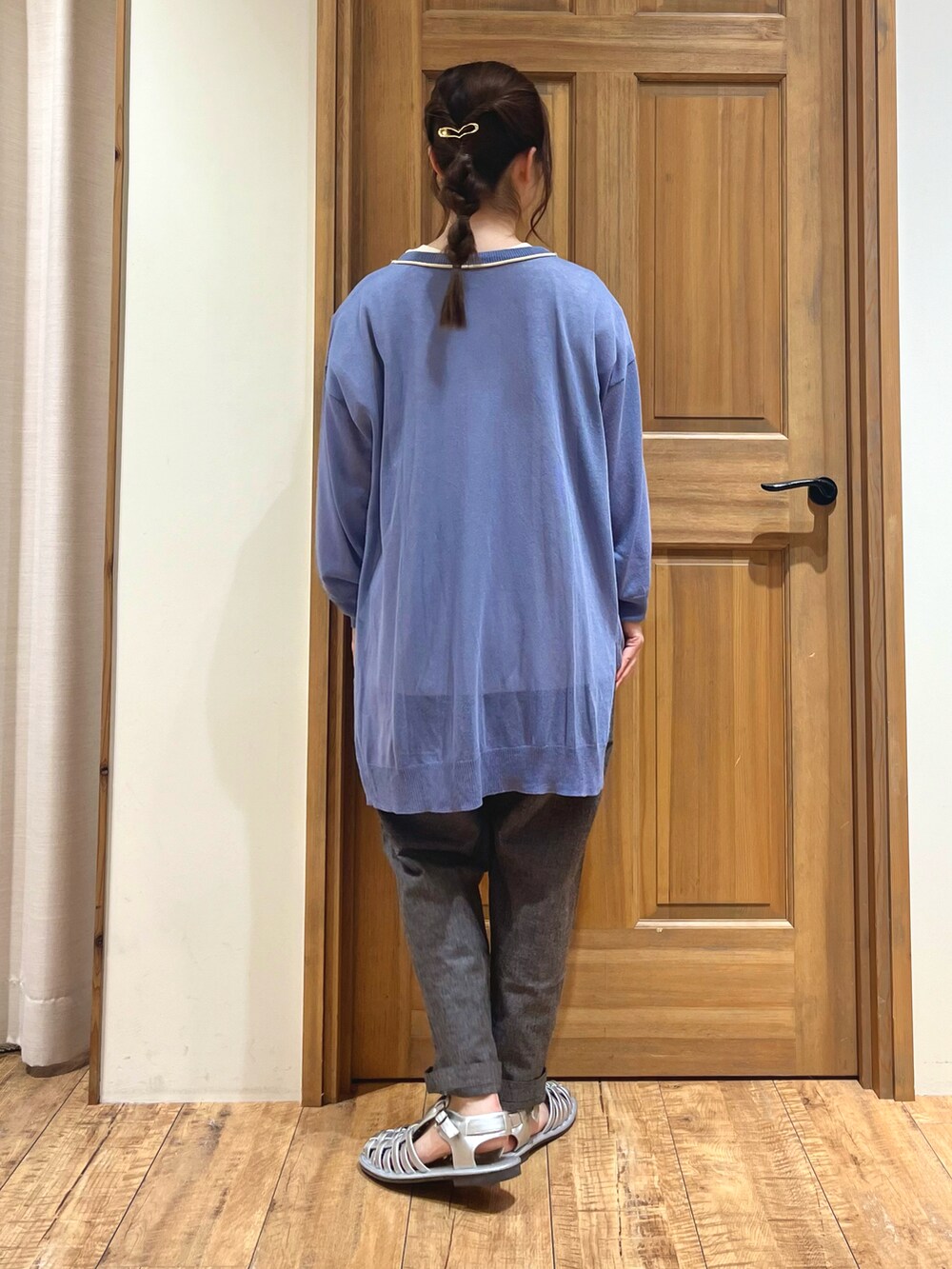 シルバー系のサンダル、ブラック系のその他パンツ、ブルー系のカーディガン/ボレロを着用したレディースの夏コーディネートの4枚目の写真