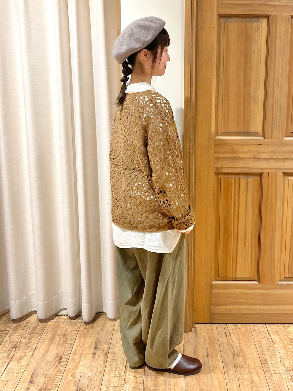 ブラウン系のドレスシューズ、イエロー系のカーディガン/ボレロ、ホワイト系のシャツ/ブラウスを着用したレディースの秋コーディネートの4枚目の写真
